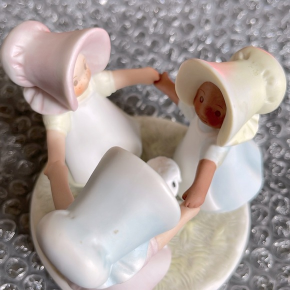 Vintage circle of friends made in 1990 by Homco sizes 5 x 5 all around - Picture 1 of 3